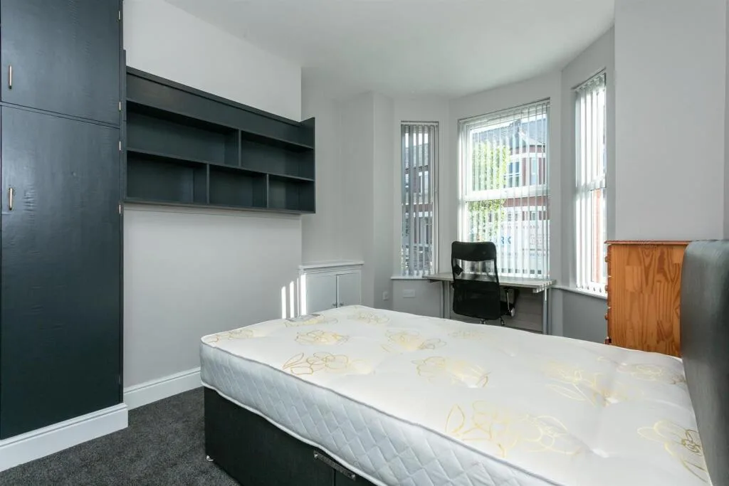 5 bedroom end of terrace house for rent