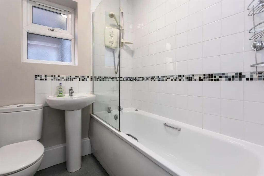 5 bedroom end of terrace house for rent