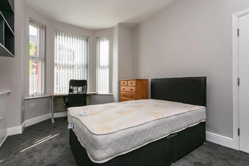 5 bedroom end of terrace house for rent