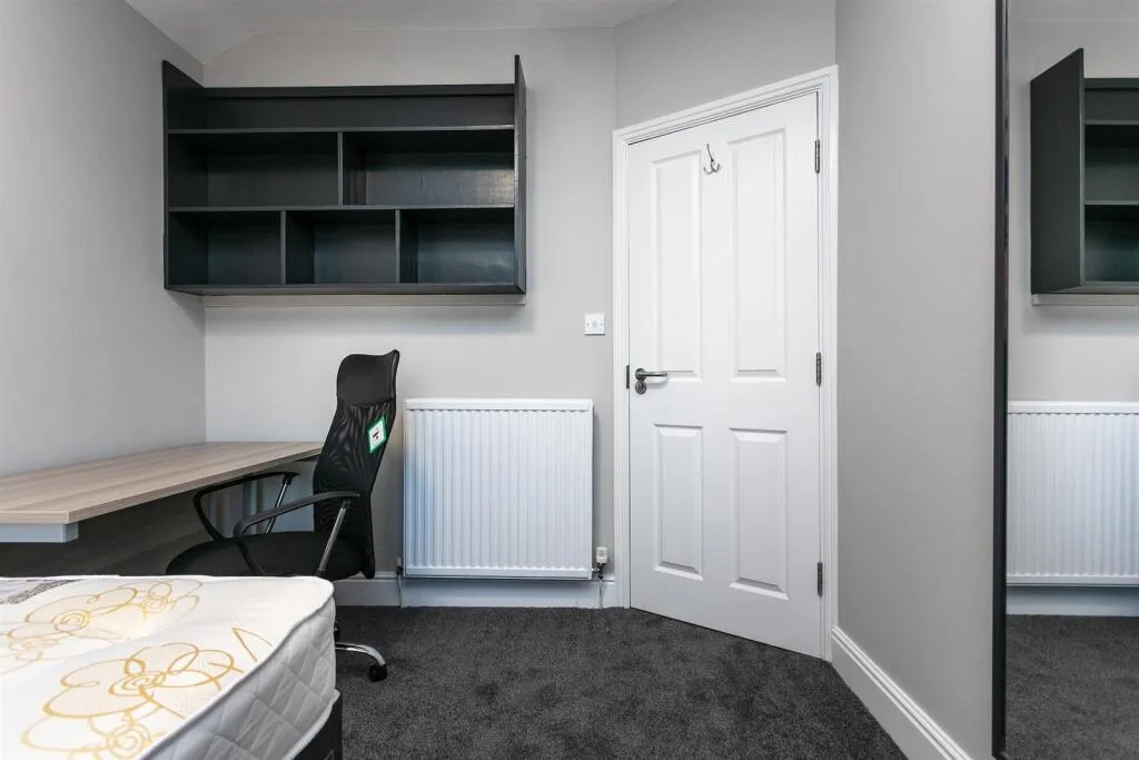 5 bedroom end of terrace house for rent