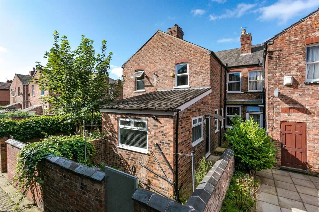 5 bedroom end of terrace house for rent