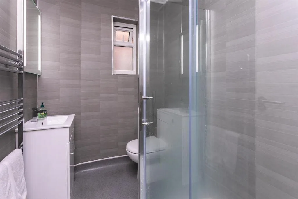 5 bedroom end of terrace house for rent