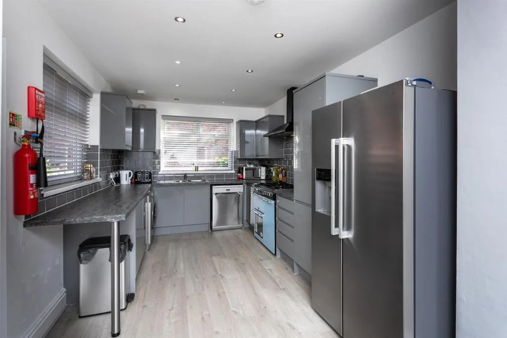 5 bedroom end of terrace house for rent