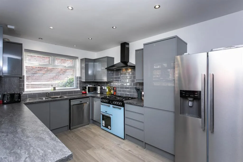 5 bedroom end of terrace house for rent
