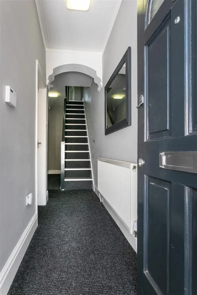5 bedroom end of terrace house for rent