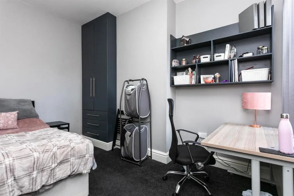 5 bedroom end of terrace house for rent