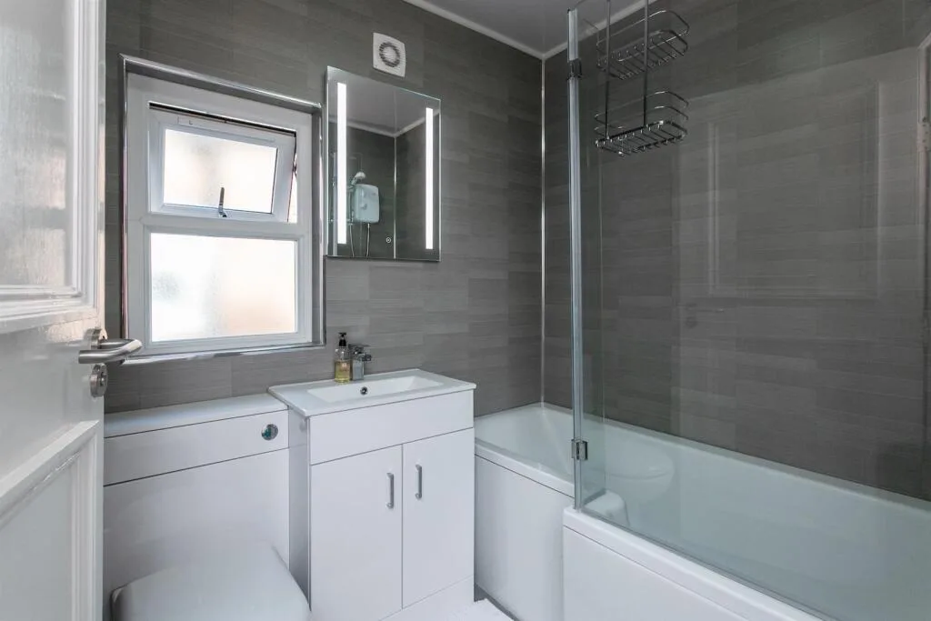 5 bedroom end of terrace house for rent