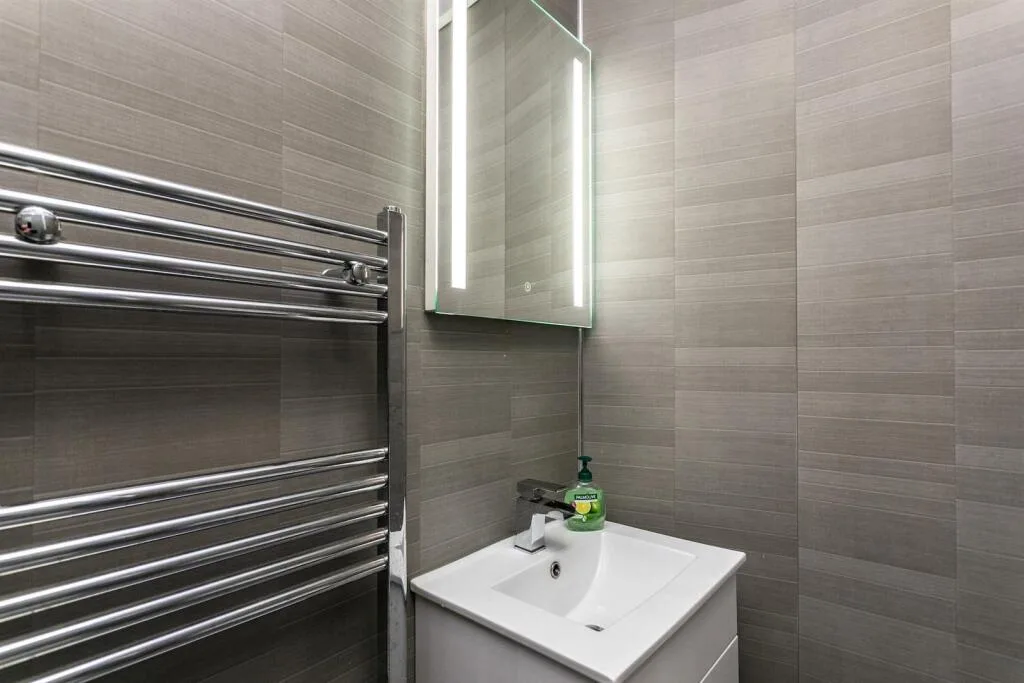 5 bedroom end of terrace house for rent