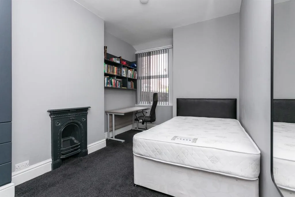 5 bedroom end of terrace house for rent