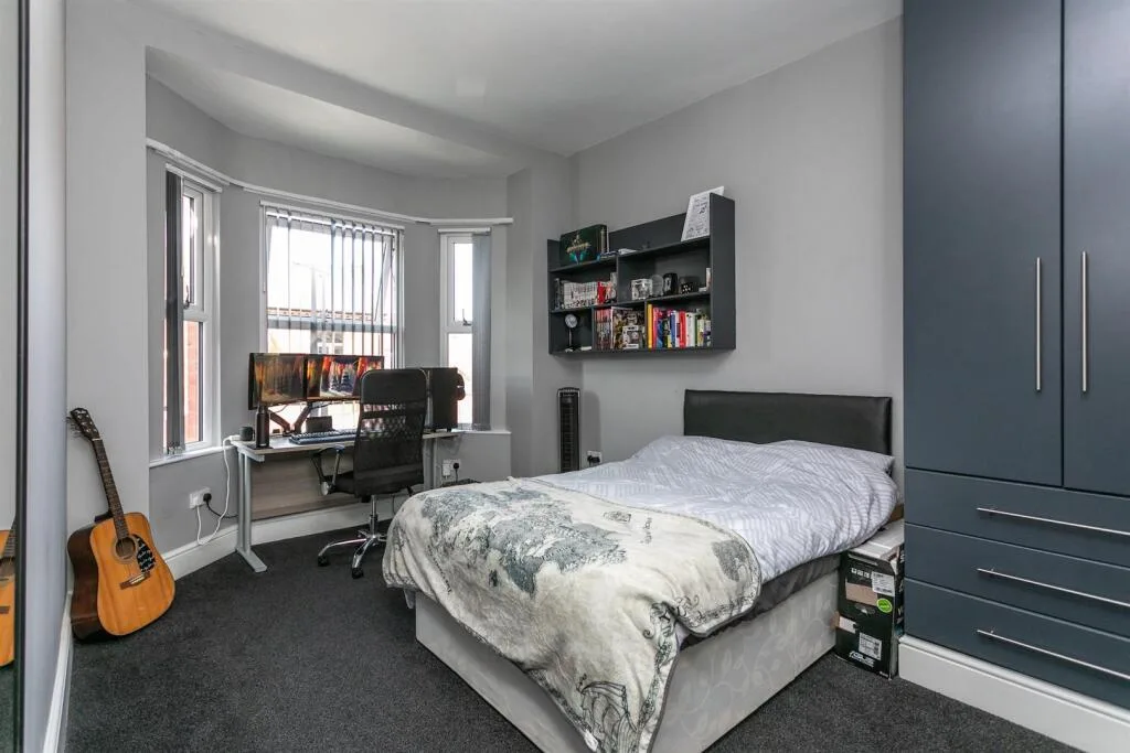 5 bedroom end of terrace house for rent