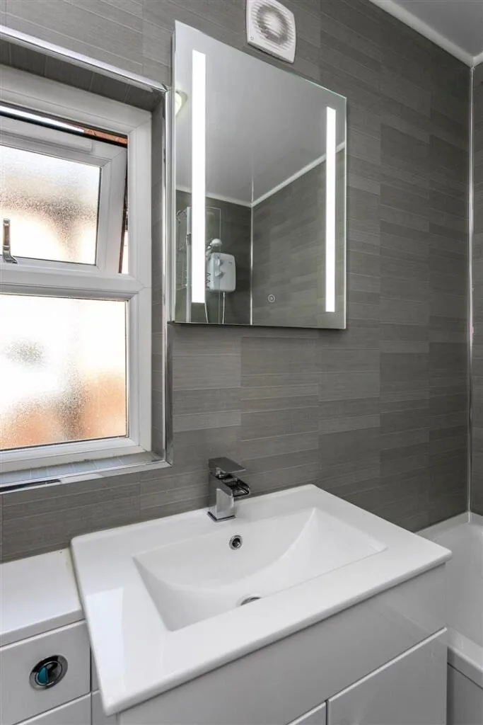 5 bedroom end of terrace house for rent