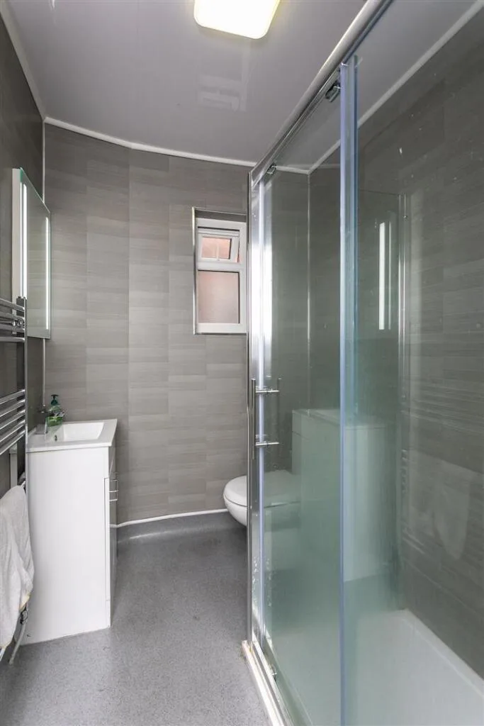 5 bedroom end of terrace house for rent