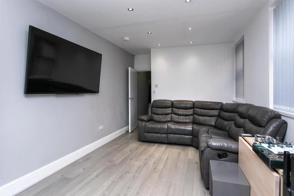 5 bedroom end of terrace house for rent