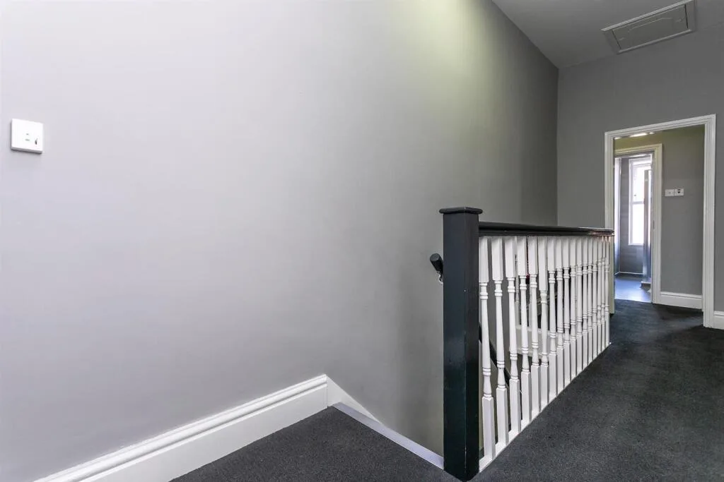 5 bedroom end of terrace house for rent