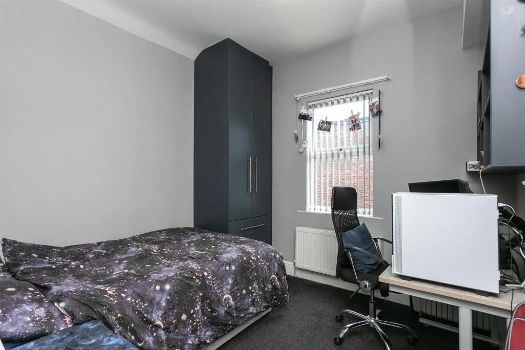 5 bedroom end of terrace house for rent