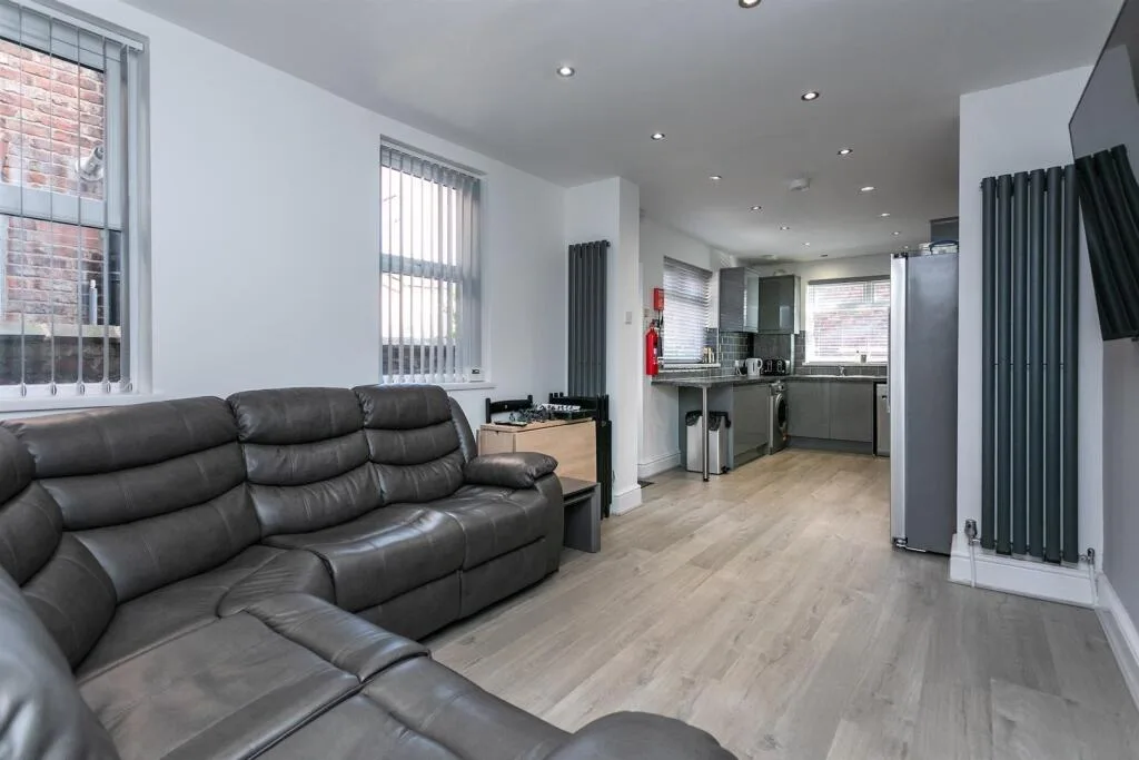 5 bedroom end of terrace house for rent