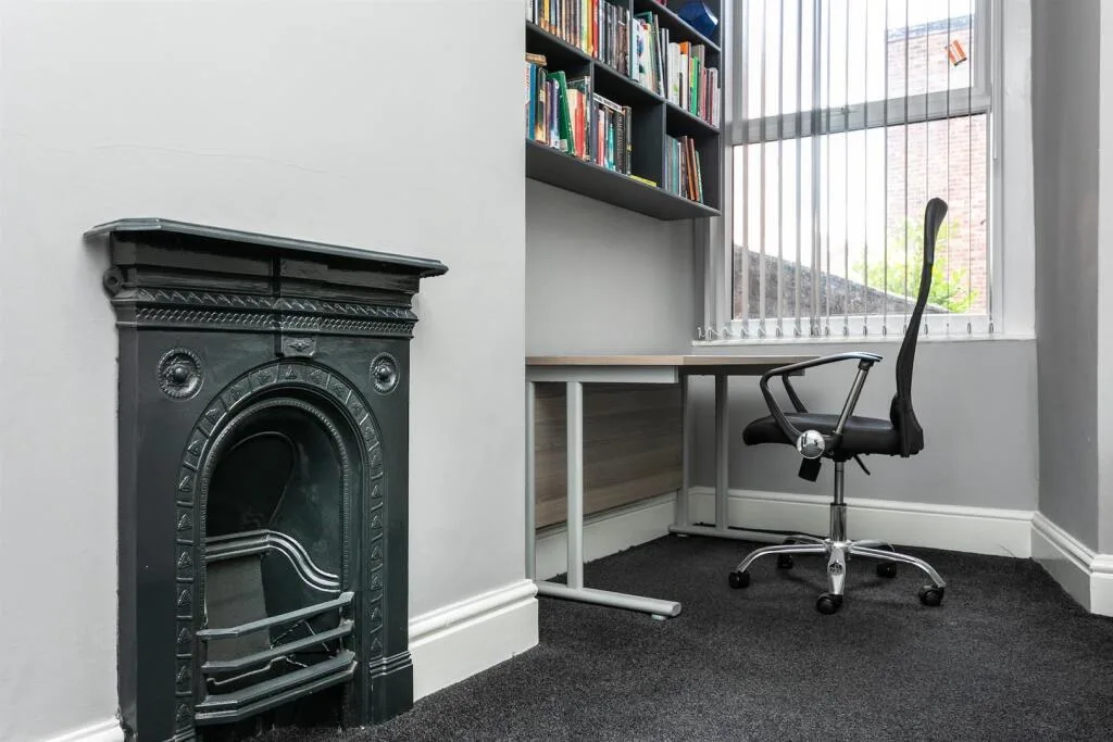 5 bedroom end of terrace house for rent