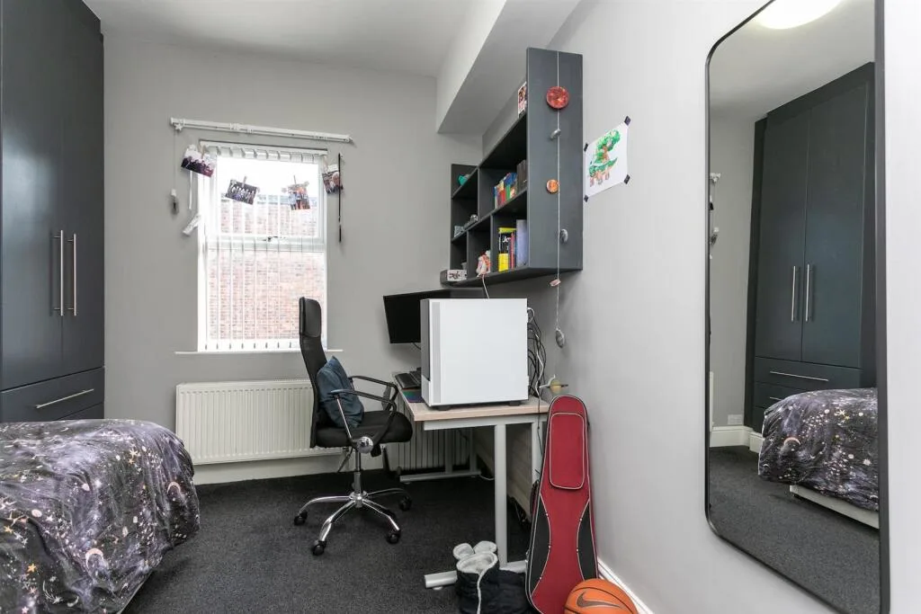 5 bedroom end of terrace house for rent