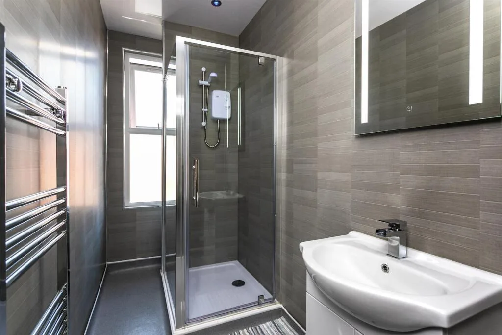 5 bedroom end of terrace house for rent