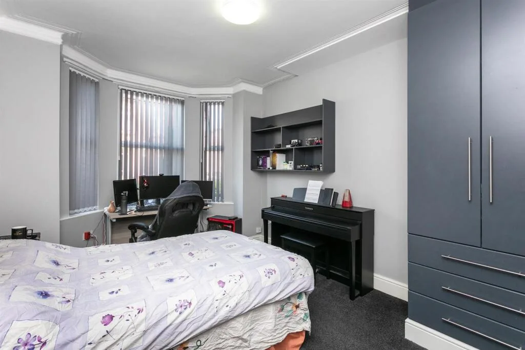 5 bedroom end of terrace house for rent