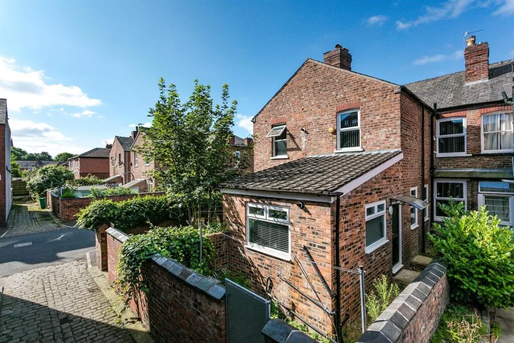 5 bedroom end of terrace house for rent