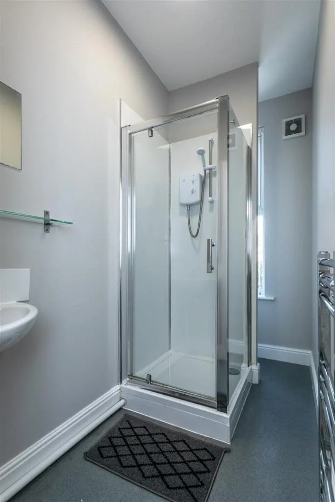 5 bedroom end of terrace house for rent