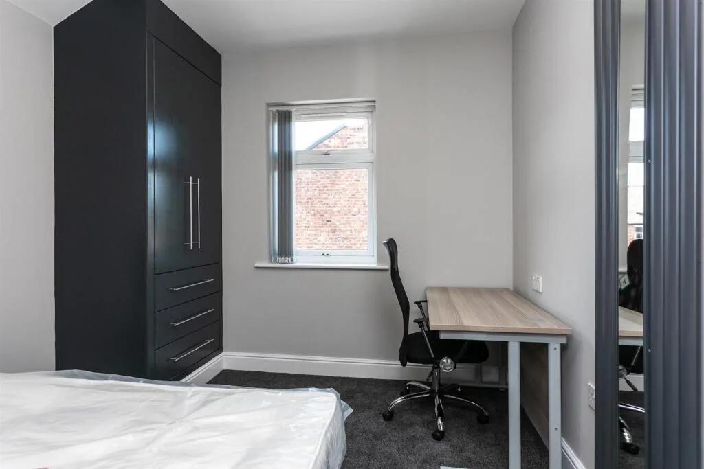 5 bedroom end of terrace house for rent