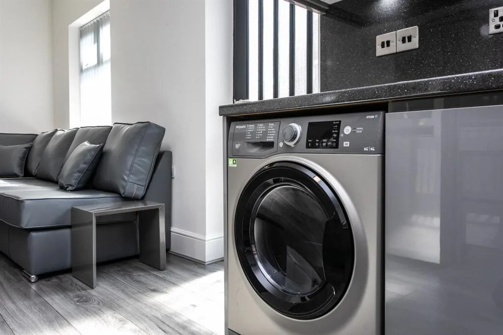 5 bedroom end of terrace house for rent