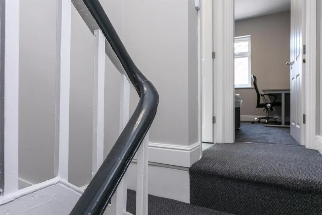5 bedroom end of terrace house for rent