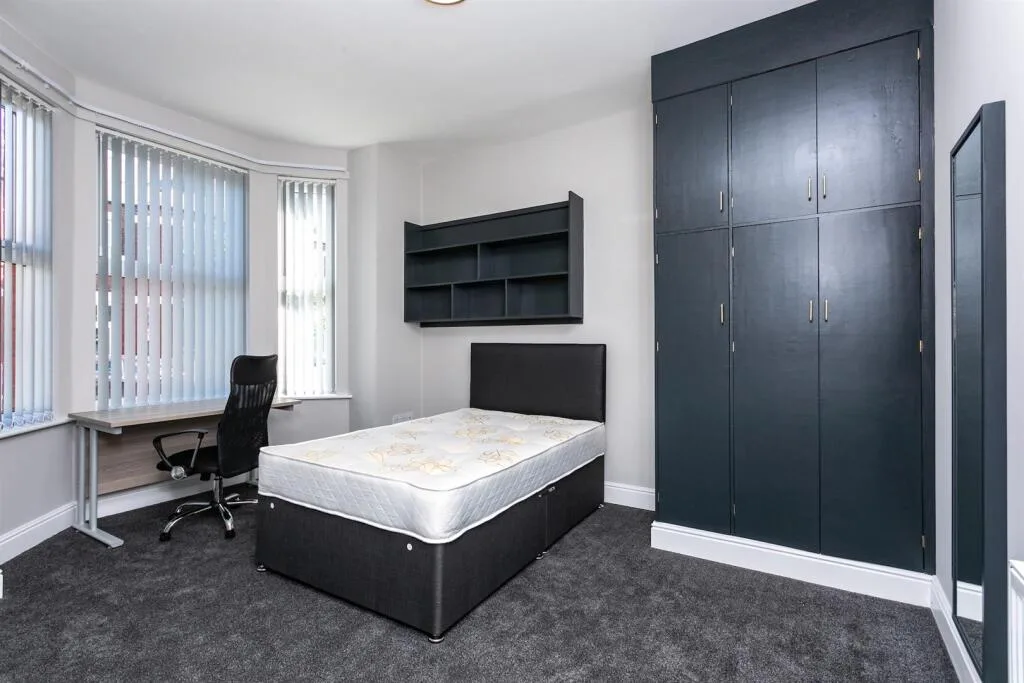 5 bedroom end of terrace house for rent