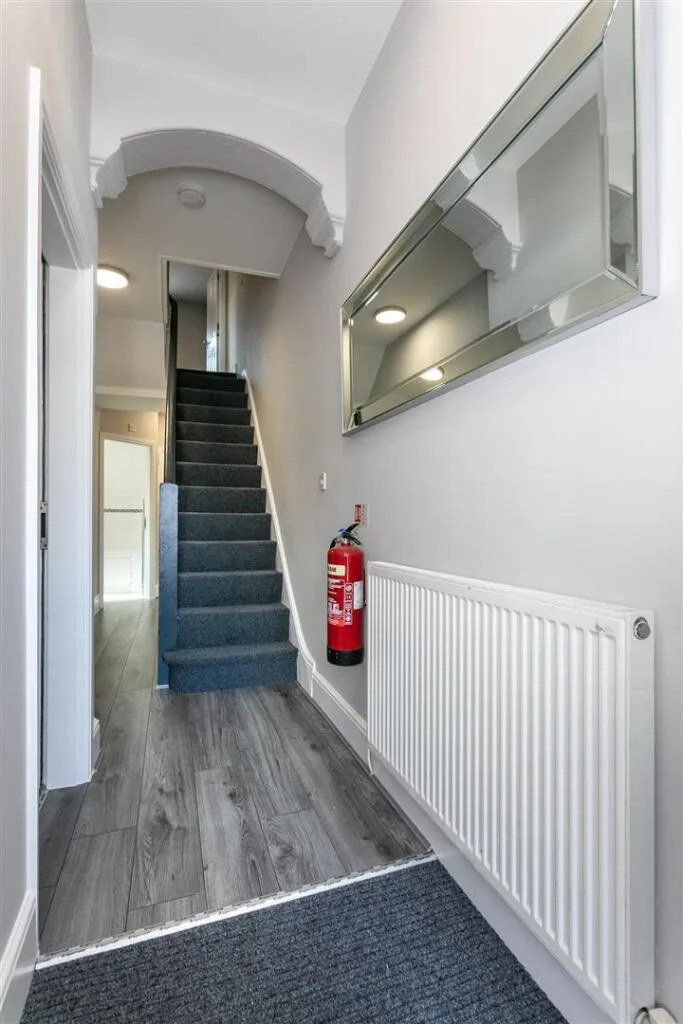5 bedroom end of terrace house for rent