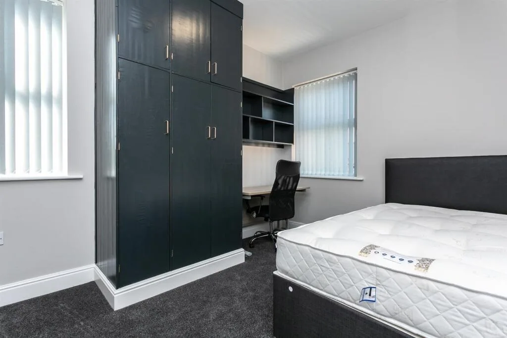 5 bedroom end of terrace house for rent