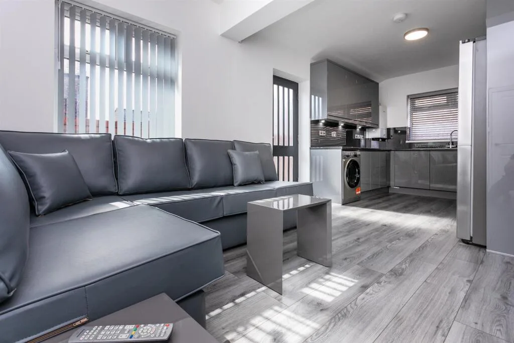 5 bedroom end of terrace house for rent