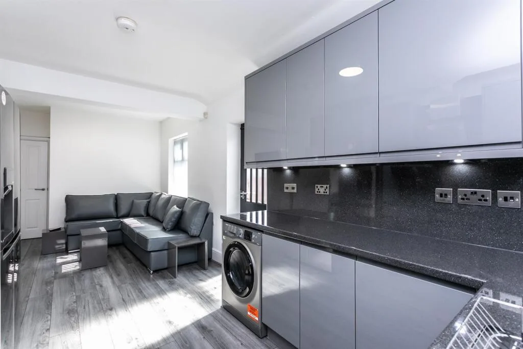 5 bedroom end of terrace house for rent