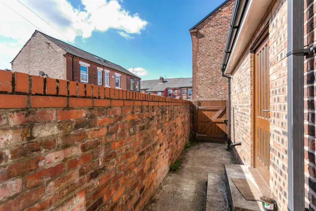 5 bedroom end of terrace house for rent