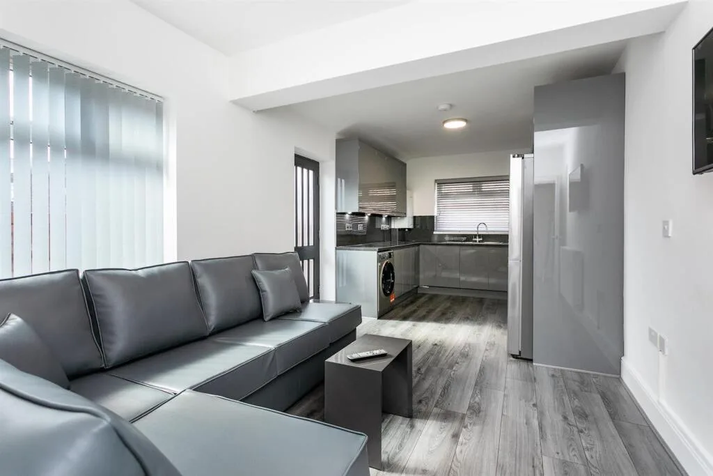 5 bedroom end of terrace house for rent