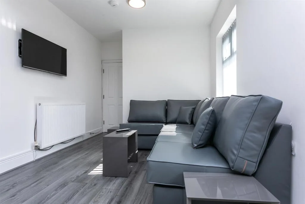 5 bedroom end of terrace house for rent