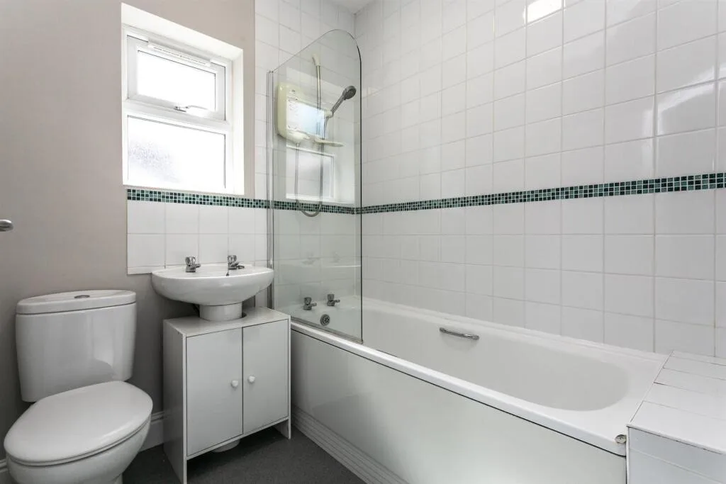 5 bedroom end of terrace house for rent