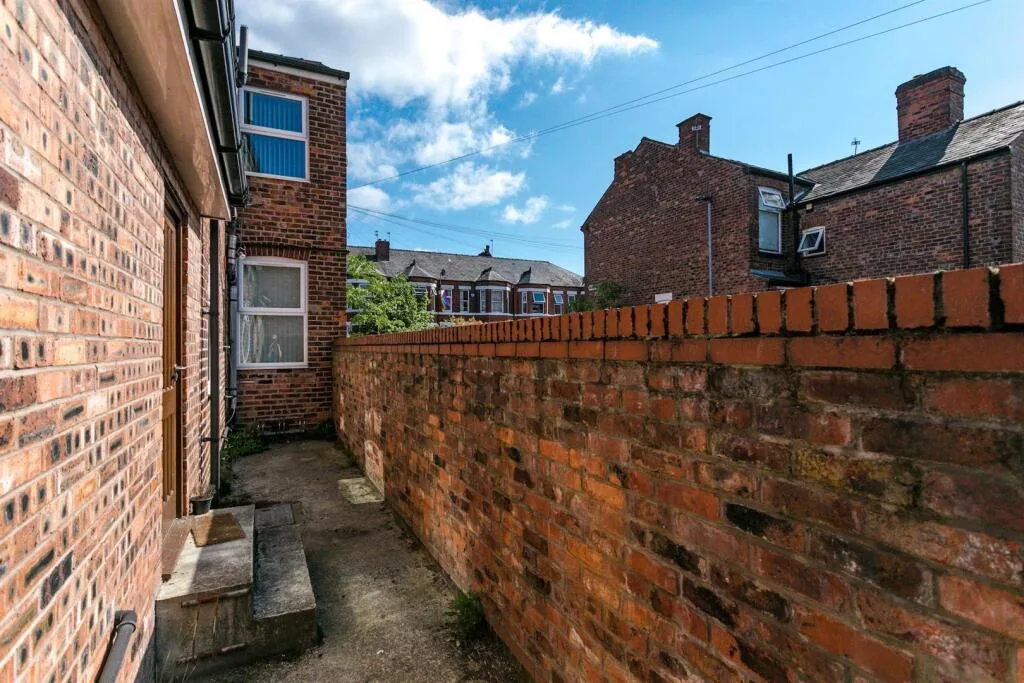 5 bedroom end of terrace house for rent