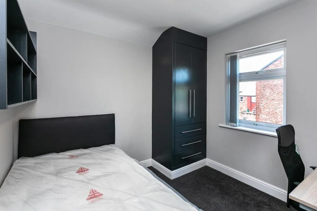 5 bedroom end of terrace house for rent