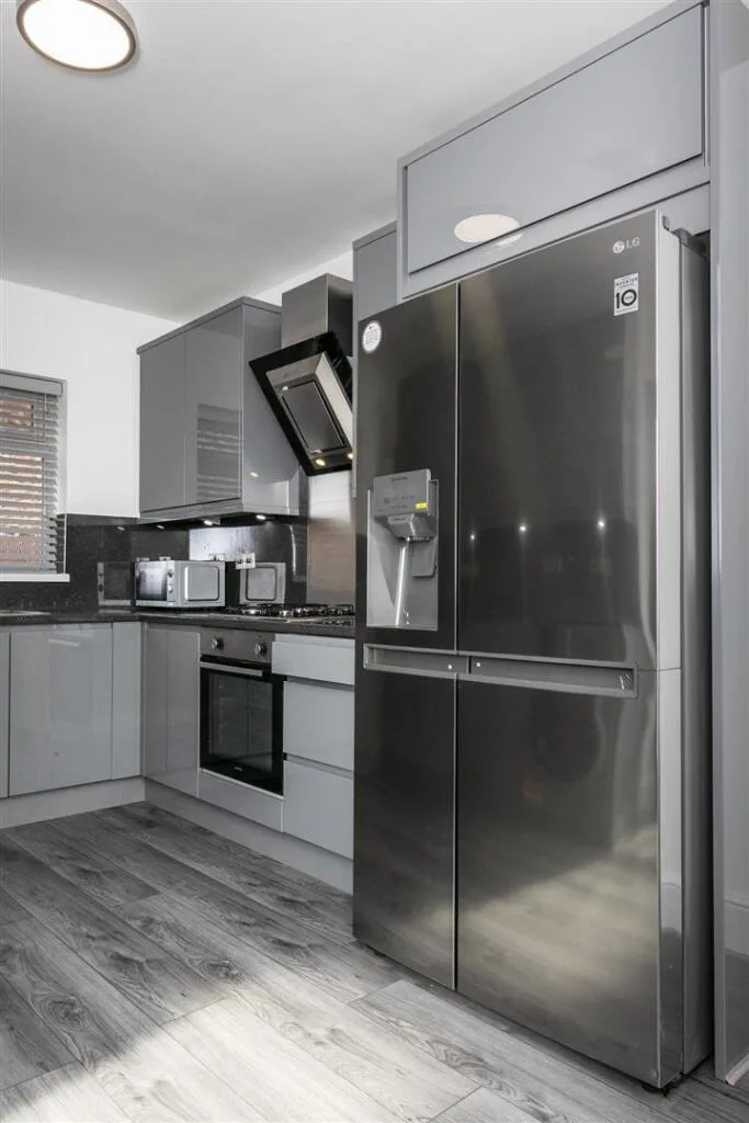5 bedroom end of terrace house for rent