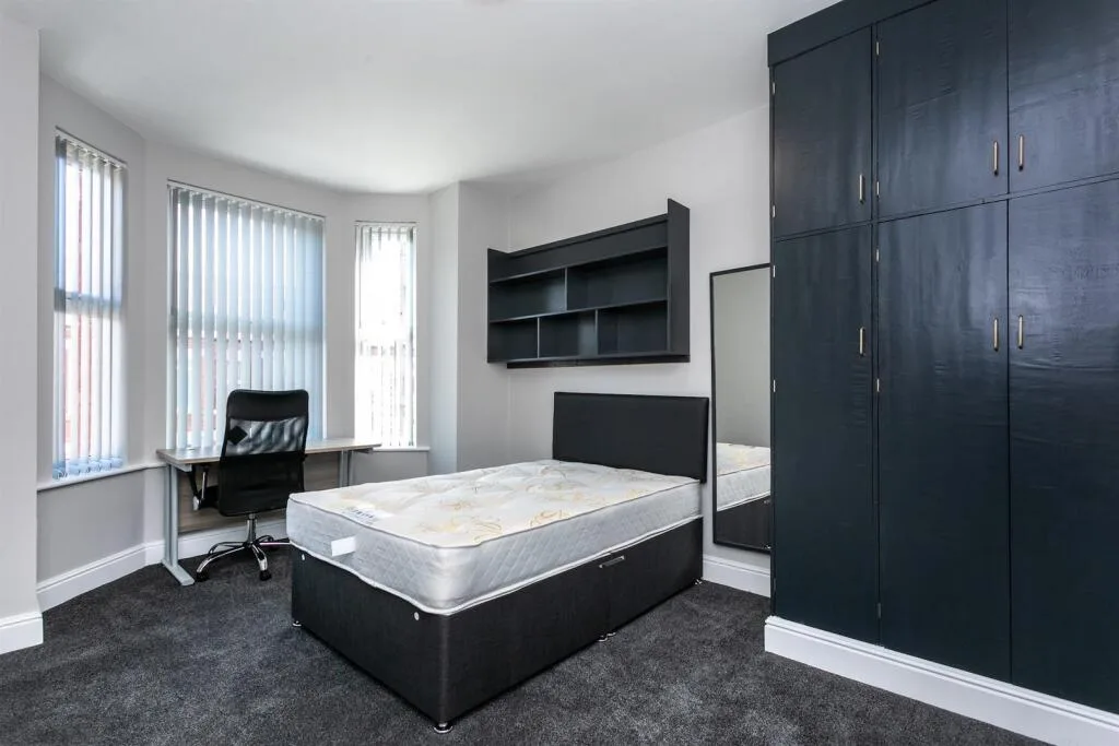 5 bedroom end of terrace house for rent