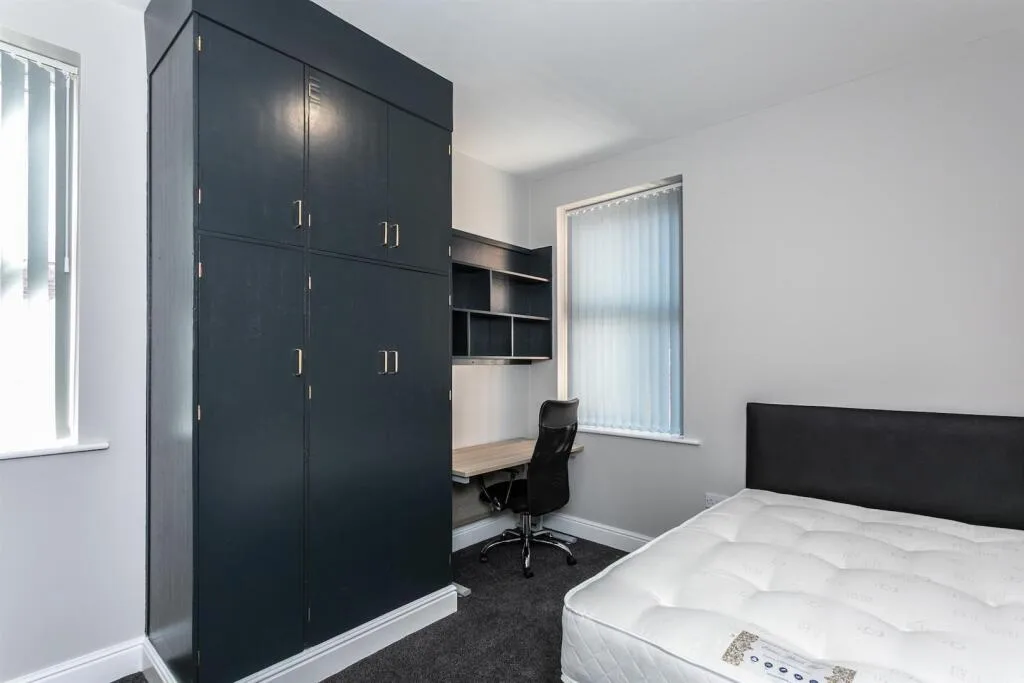 5 bedroom end of terrace house for rent