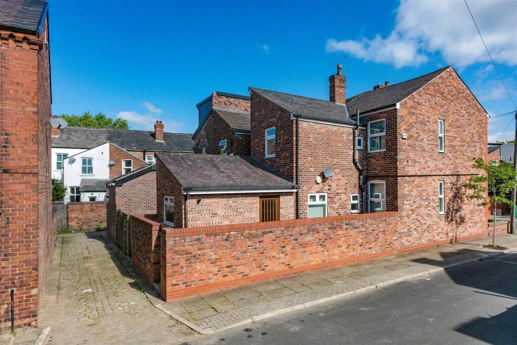 5 bedroom end of terrace house for rent