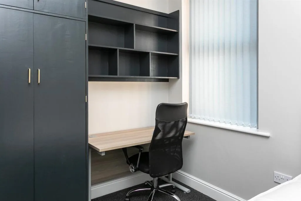 5 bedroom end of terrace house for rent