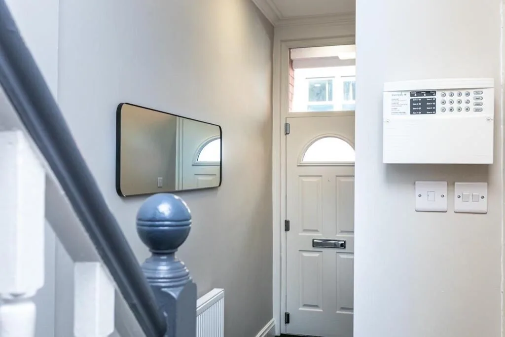 5 bedroom semi-detached house for rent