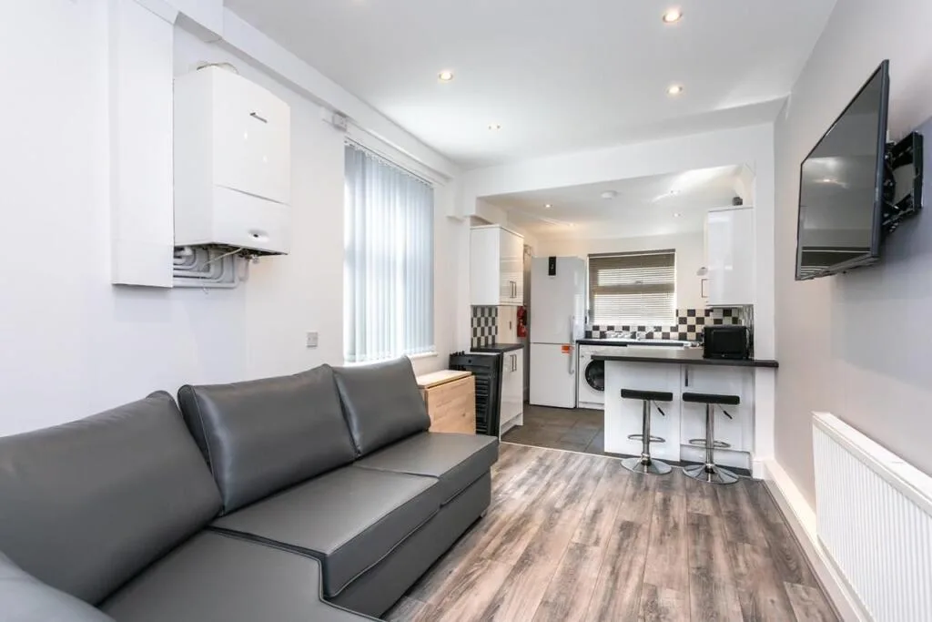 5 bedroom semi-detached house for rent