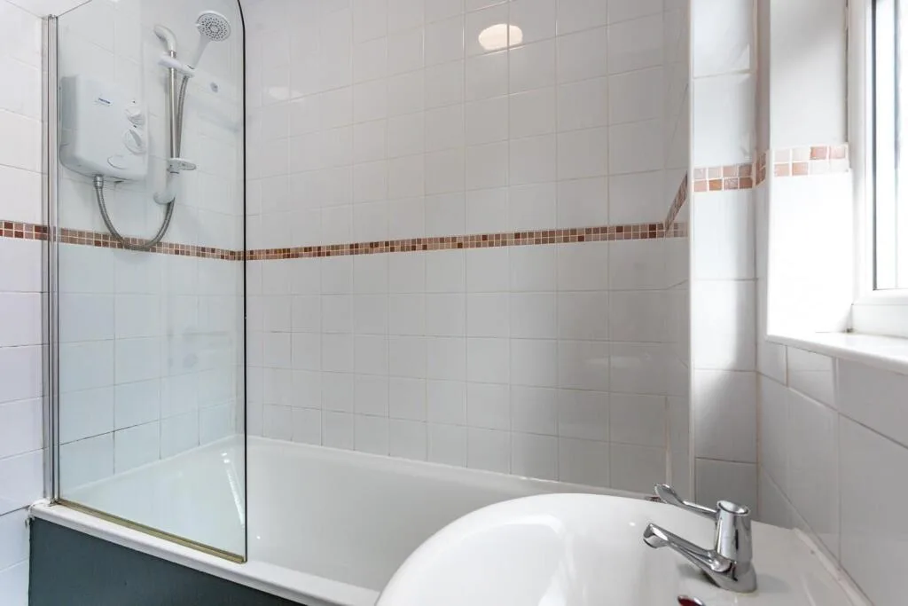 5 bedroom semi-detached house for rent