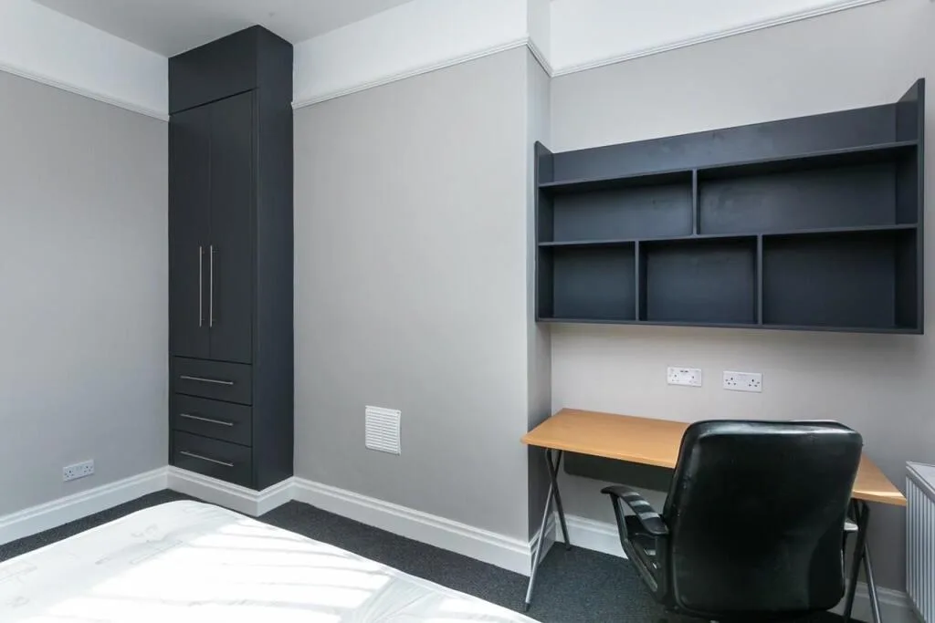 5 bedroom semi-detached house for rent