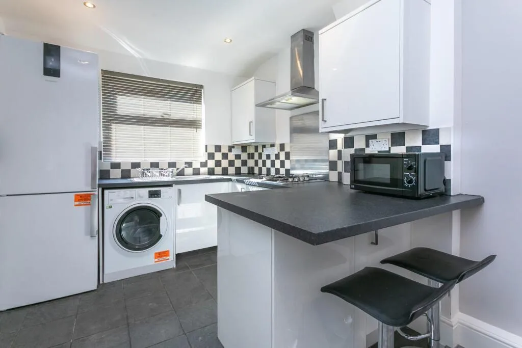 5 bedroom semi-detached house for rent